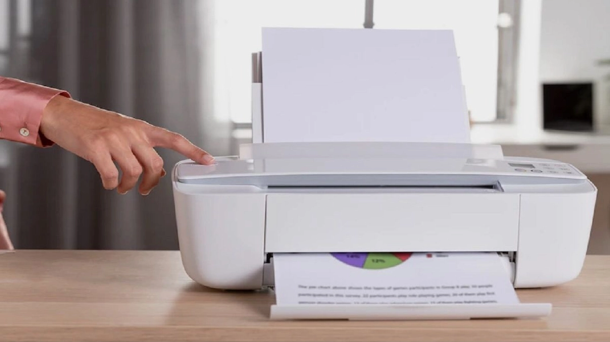 Hướng dẫn chi tiết cách cài đặt máy in cho laptop từ chuyên gia 2026 5 Bật máy in Windows 10 thường tự động nhận diện thiết bị và bắt đầu quá trình cài đặt USB