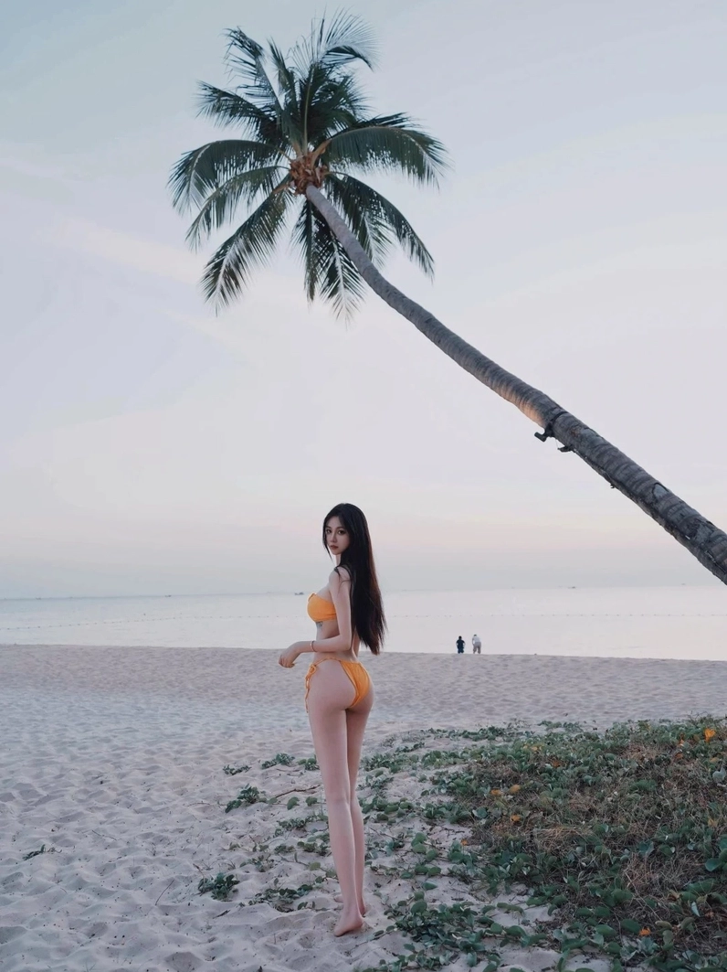 Bộ sưu tập 30 ảnh gái xinh mặc bikini đi biển che mặt siêu quyến rũ 15 Bộ bikini màu sắc sặc sỡ giúp cô gái trở nên nổi bật nhất trên bãi biển đông người