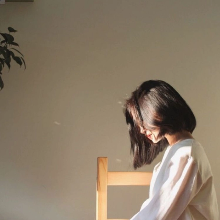 Bộ sưu tập hình ảnh cô gái tóc dài buồn đẹp tĩnh lặng 15 Bóng lưng cô gái hòa mình vào thiên nhiên tĩnh lặng