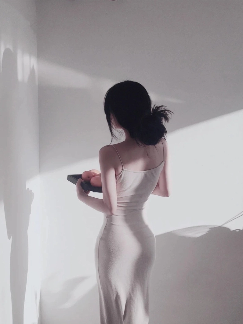 Bức ảnh chụp cô gái xinh đẹp mặc chiếc đầm body ôm sát cơ thể khoe trọn vóc dáng quyến rũ