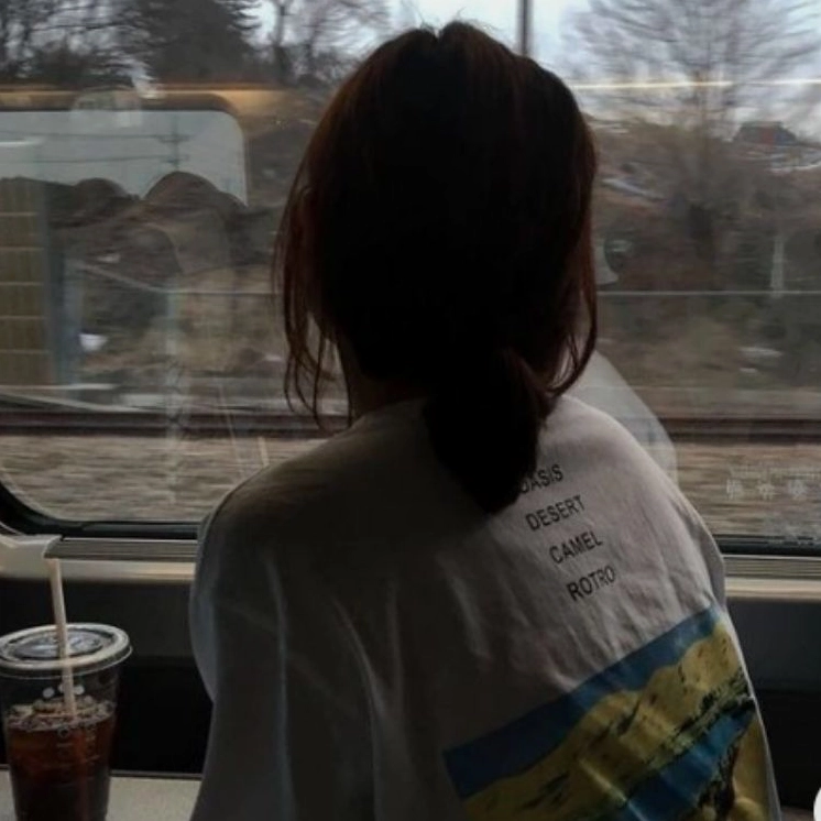 Bộ sưu tập hình ảnh cô gái tóc dài buồn đẹp tĩnh lặng 3 Bức ảnh cô gái cô đơn với mái tóc buông lơi