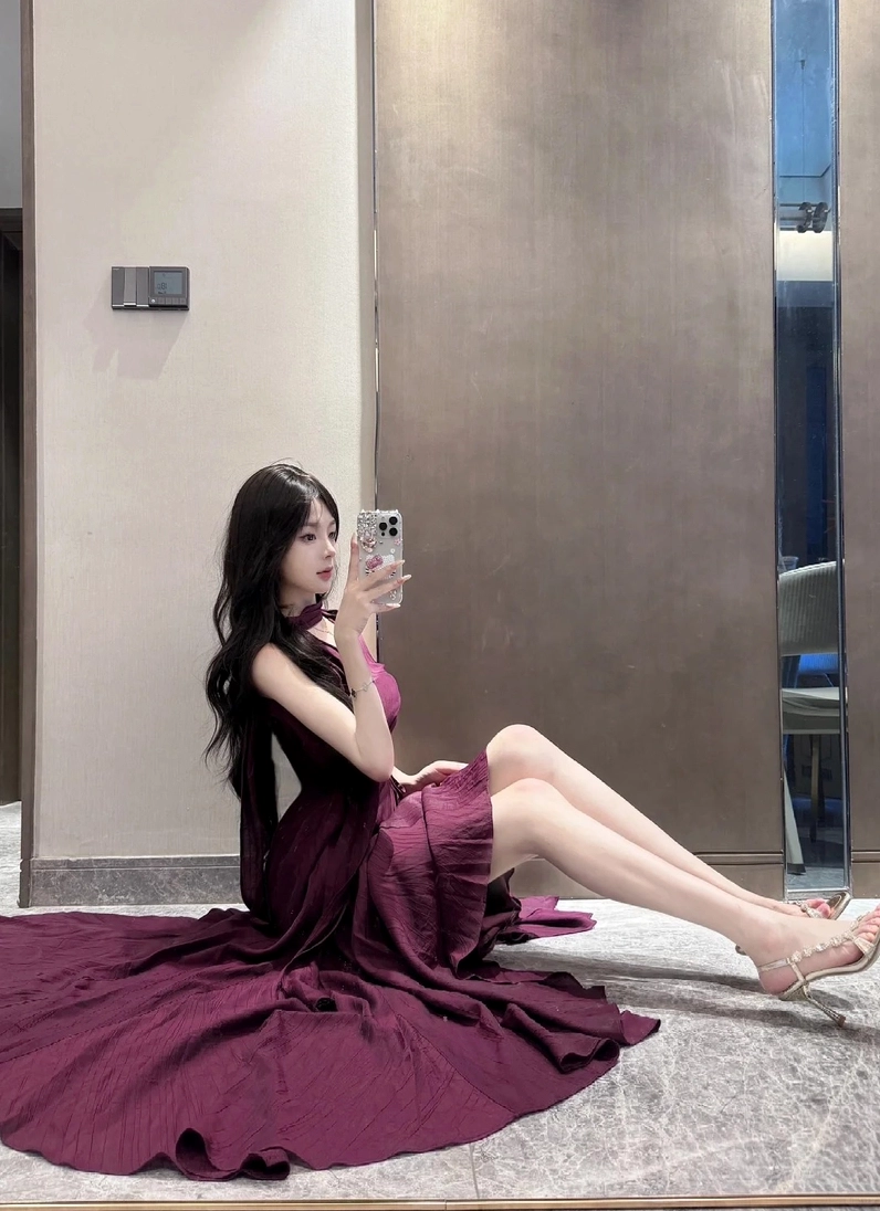 Bức ảnh cô gái mặc chiếc đầm dài ngọt ngào nở nụ cười tươi tắn