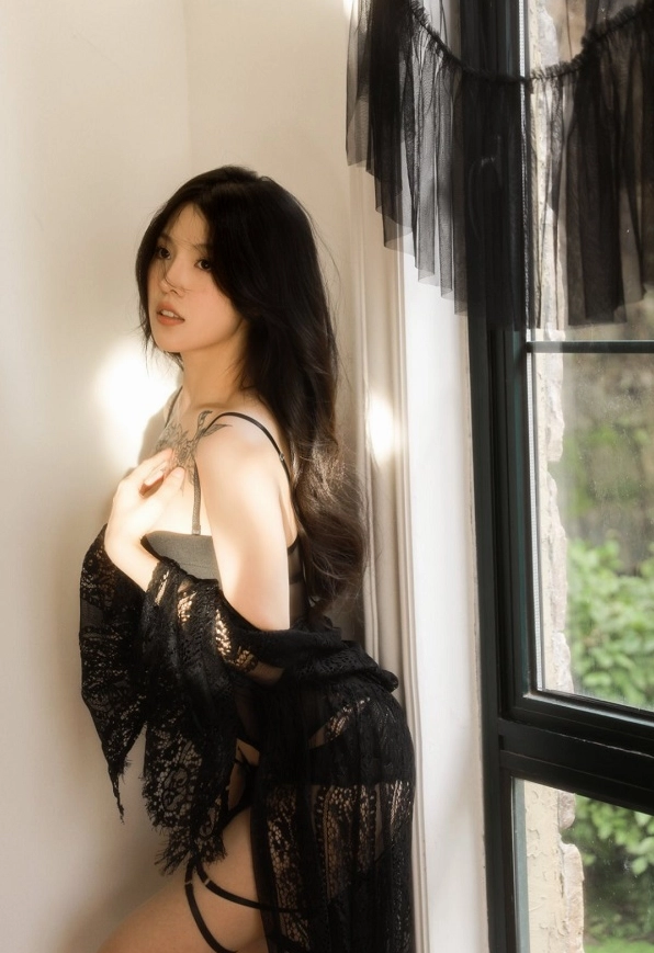 Bộ sưu tập gái xinh mặc váy ngủ mỏng manh gợi cảm nhất 11 Bức ảnh cực phẩm với đồ ngủ lụa khoe khéo vai trần hững hờ
