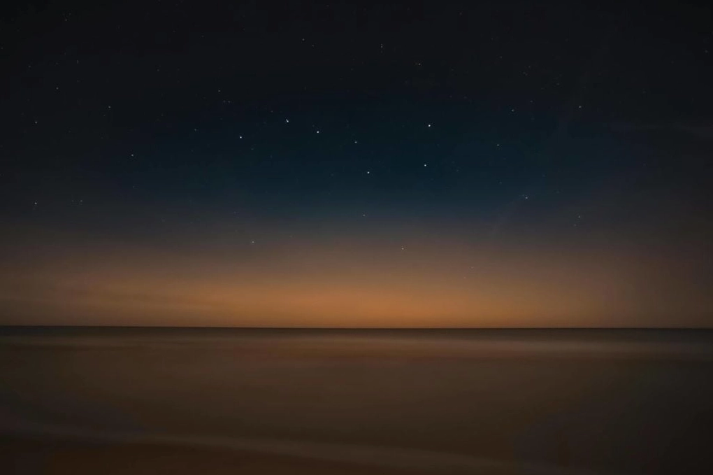 Bức ảnh đen trắng khắc họa nỗi buồn sâu sắc của người con gái