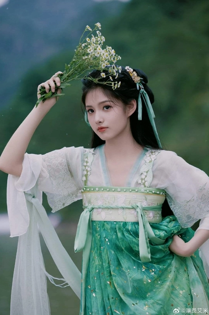 Bức ảnh hòa quyện hoàn hảo giữa người đẹp và bối cảnh cổ kính