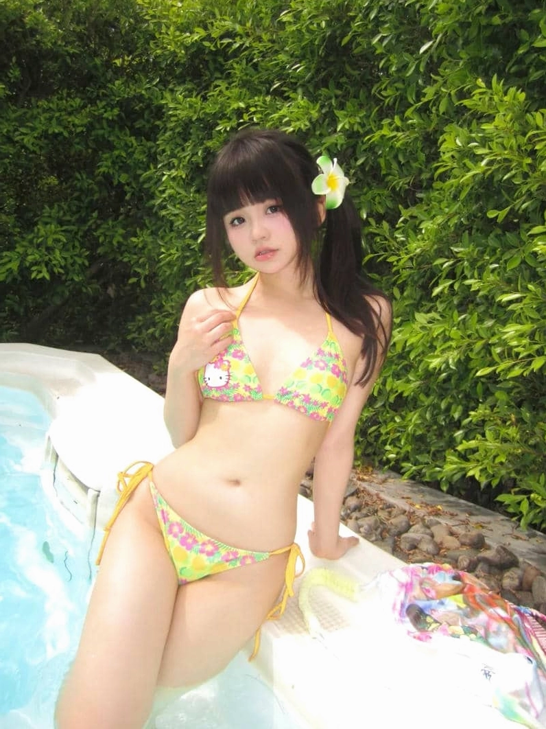 Bức ảnh toàn cảnh vẻ đẹp của cô gái Hàn trong trang phục bikini