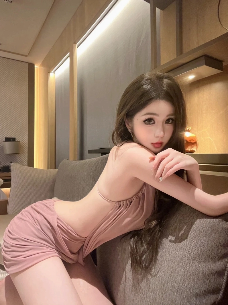 Bức hình nữ mặc đầm thể hiện gu thời trang sành điệu và hiện đại