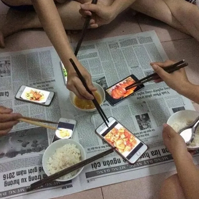 Bức meme khóc than cho những ngày cuối tháng ăn mì tôm thay cơm