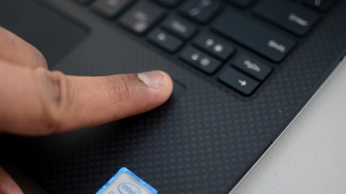 Bụi bẩn mồ hôi bám trên cảm biến có thể làm giảm độ nhạy và khả năng nhận diện vân tay