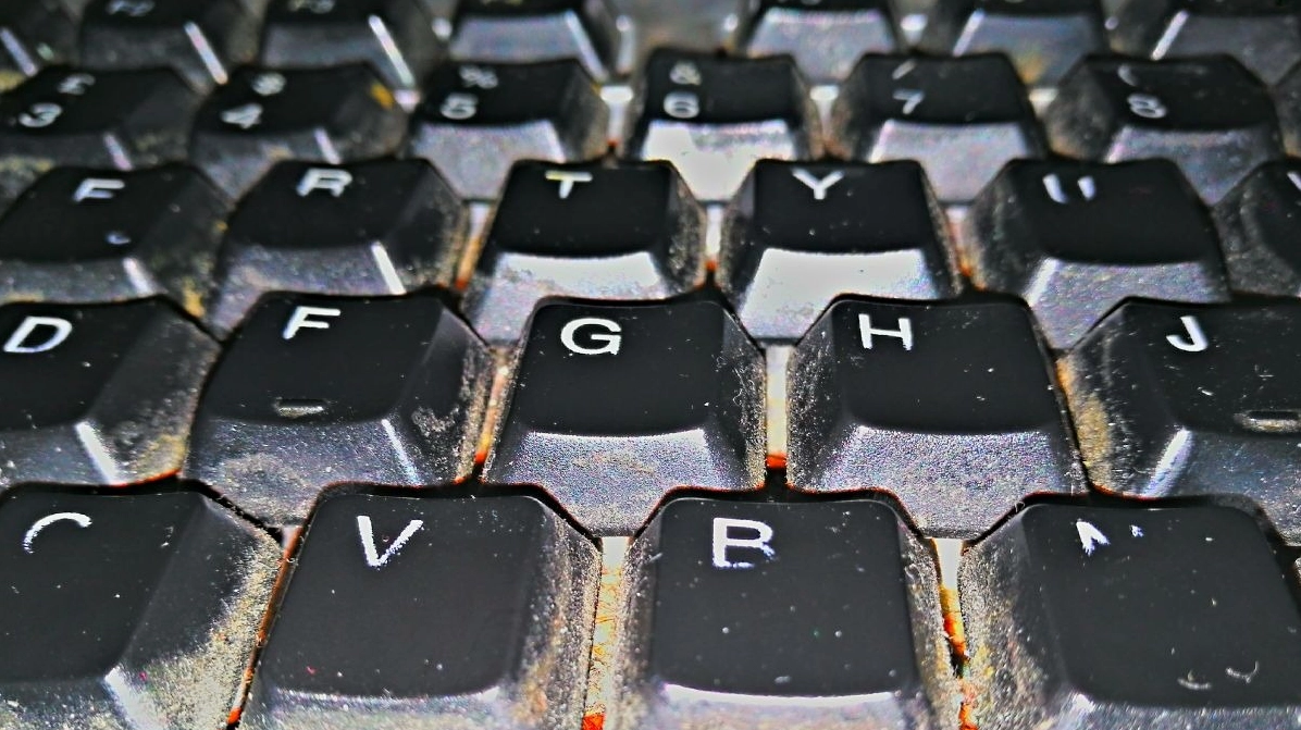 Hướng dẫn chi tiết cách mở laptop không cần nút nguồn hiệu quả nhanh chóng 3 Bụi bẩn tích tụ làm kẹt nút hoặc giảm độ nhạy