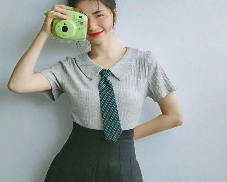 Ngắm trọn 99+ ảnh gái xinh mặc váy xếp ly ngắn siêu gợi cảm 13 Ca sĩ Hòa Minzy trẻ trung và rạng rỡ khi diện váy xếp ly ngắn