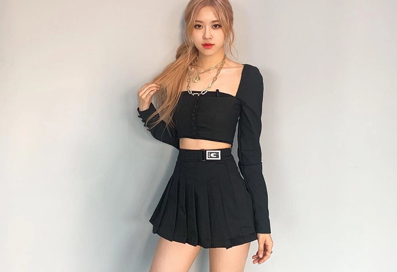 Ngắm trọn 99+ ảnh gái xinh mặc váy xếp ly ngắn siêu gợi cảm 11 Ca sĩ Rosé Blackpink tỏa sáng với phong cách thời trang váy xếp ly ngắn
