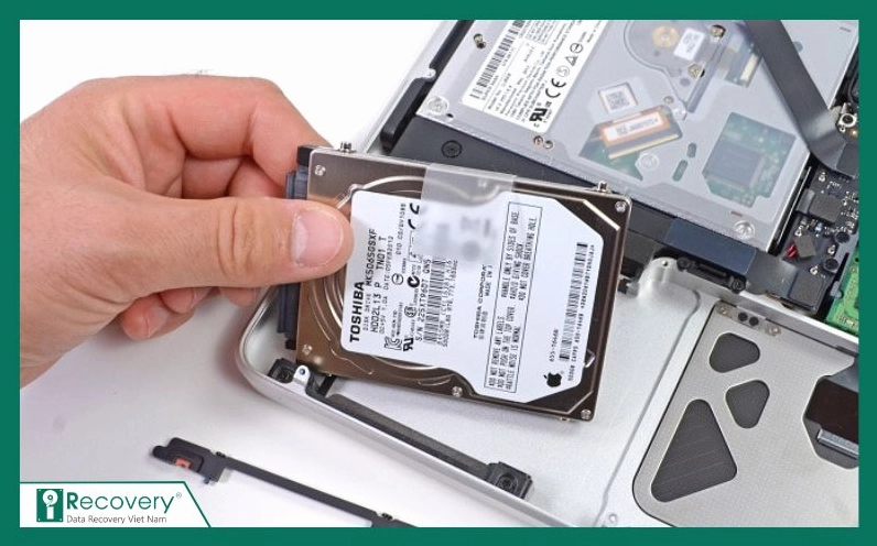 Các loại ổ cứng khác nhau được gửi đến trung tâm khôi phục
