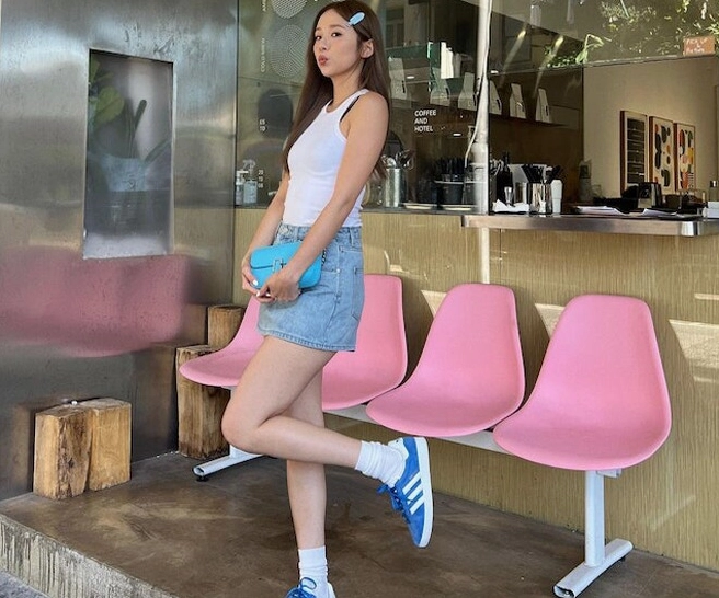 Cách mặc áo ba lỗ khoe khéo bờ vai thon gọn của hot girl Trà My