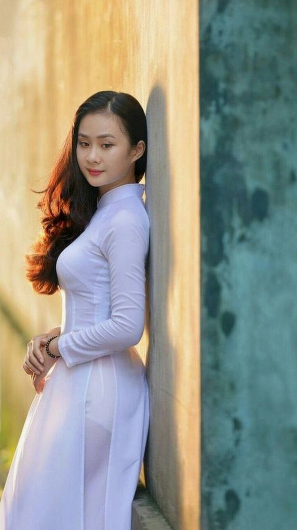 Cách mặc áo dài trắng mỏng sao cho thật tinh tế và đẹp mắt