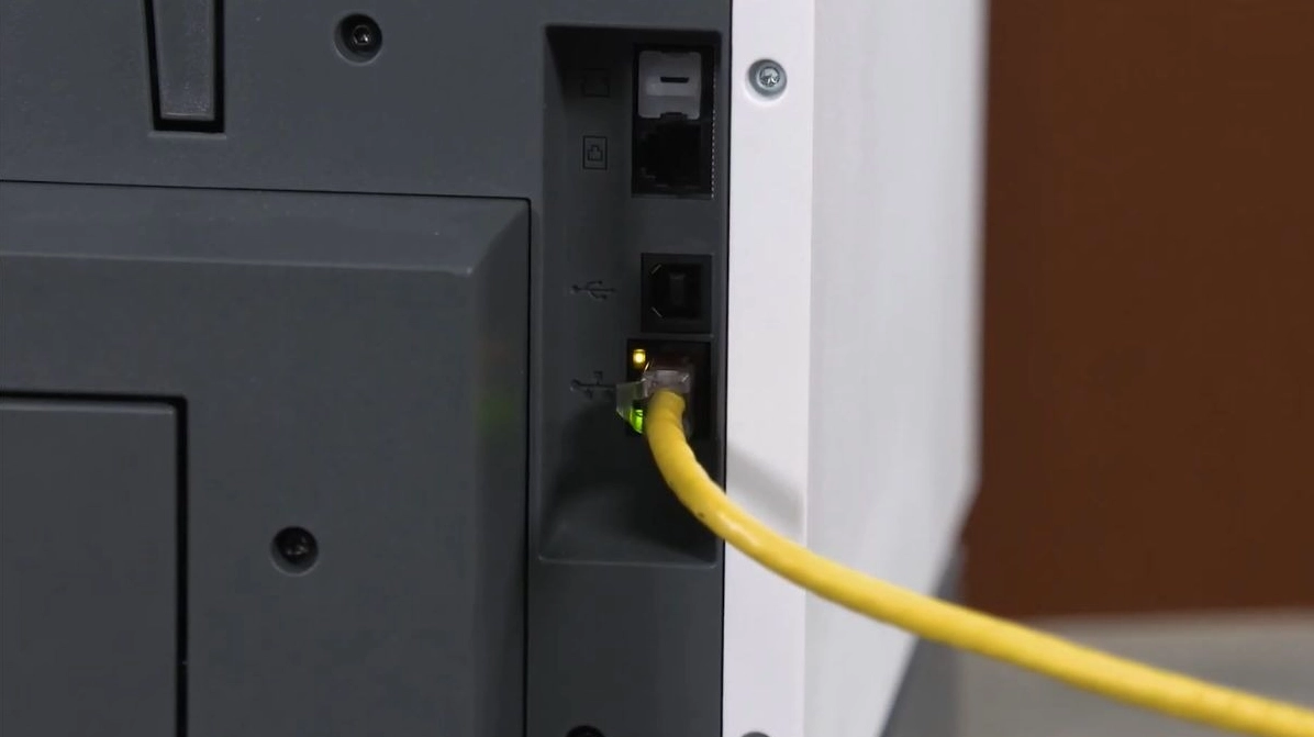 Hướng dẫn chi tiết cách cài đặt máy in cho laptop từ chuyên gia 2026 4 Cắm cáp USB vào máy in usb và cổng usb trên laptop của bạn