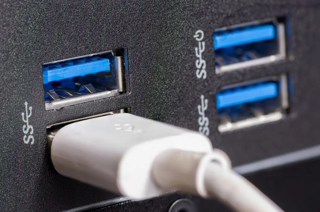 Hướng dẫn chi tiết cách cài webcam cho laptop cực đơn giản tại nhà 8 Cắm cổng kết nối USB cho chiếc webcam rời vào thân máy laptop