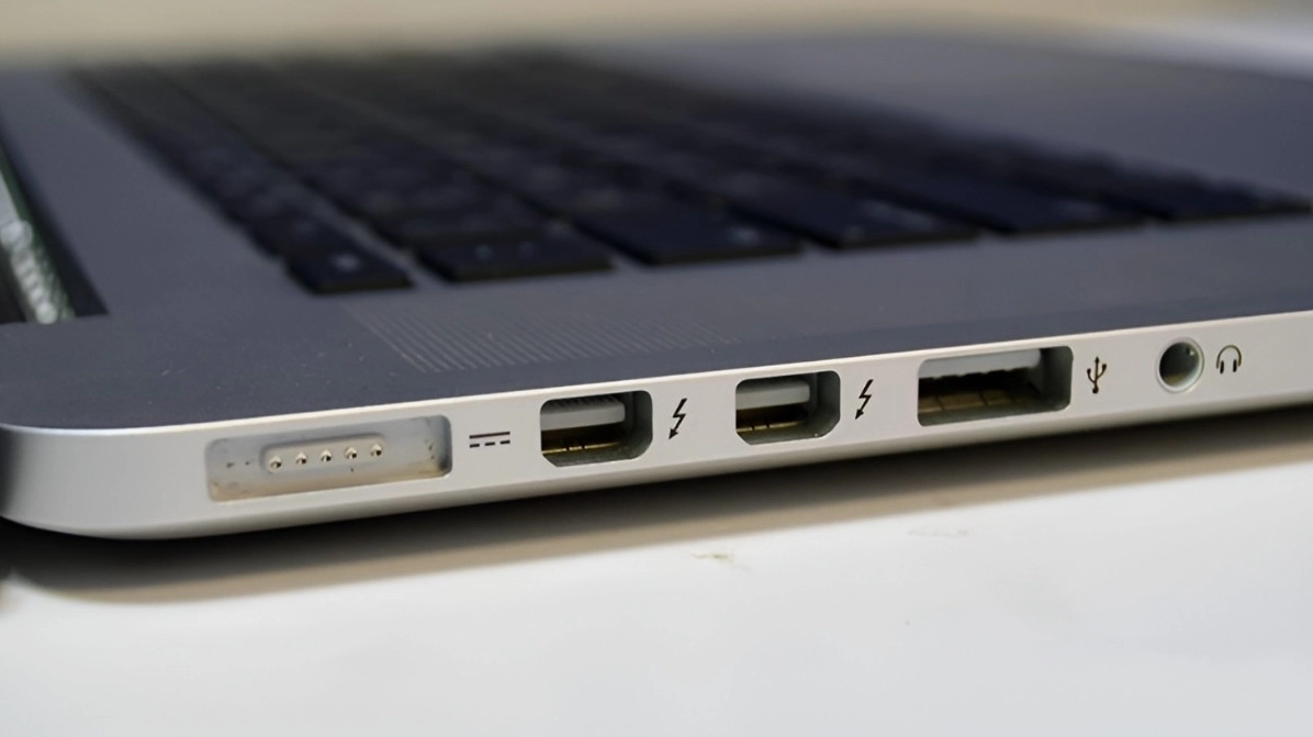 Hướng dẫn chi tiết cách kết nối hdd với laptop đơn giản và an toàn nhất 9 Cắm thử cáp kết nối sang một cổng USB khác trên thân máy laptop