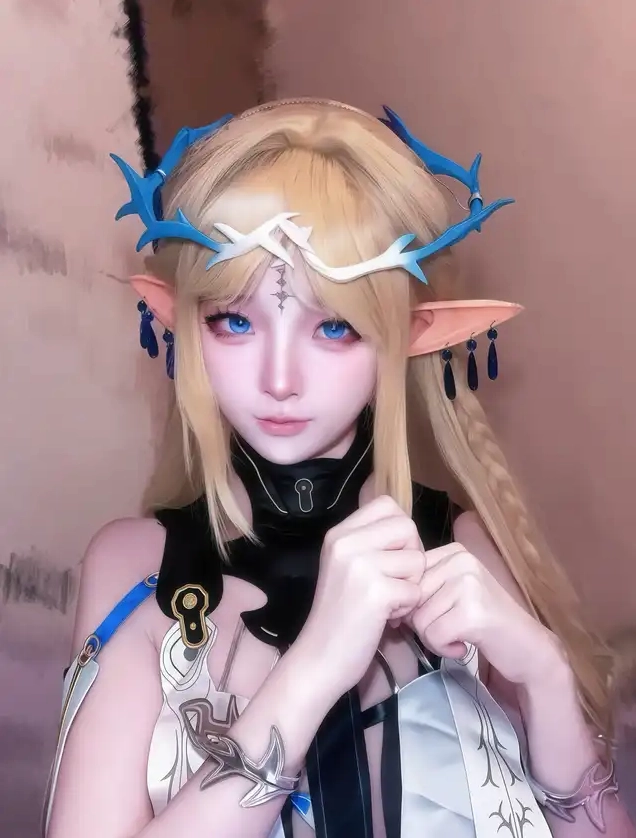 Cận cảnh cô gái cosplay Cartethyia nhìn thẳng vào ống kính