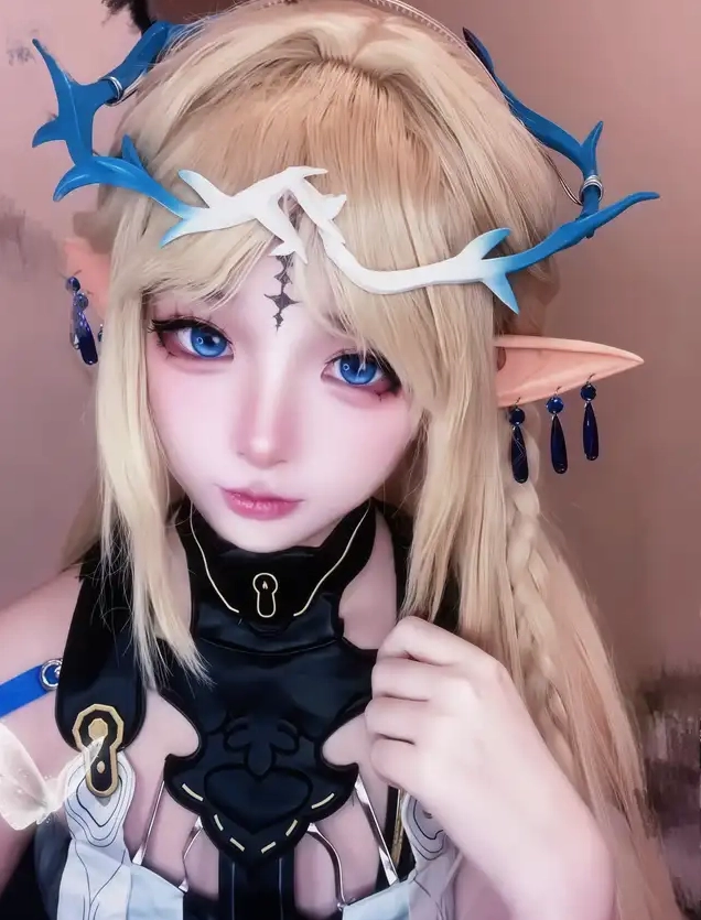 Cận cảnh gương mặt cô gái cosplay Cartethyia với mái tóc vàng và tai yêu tinh