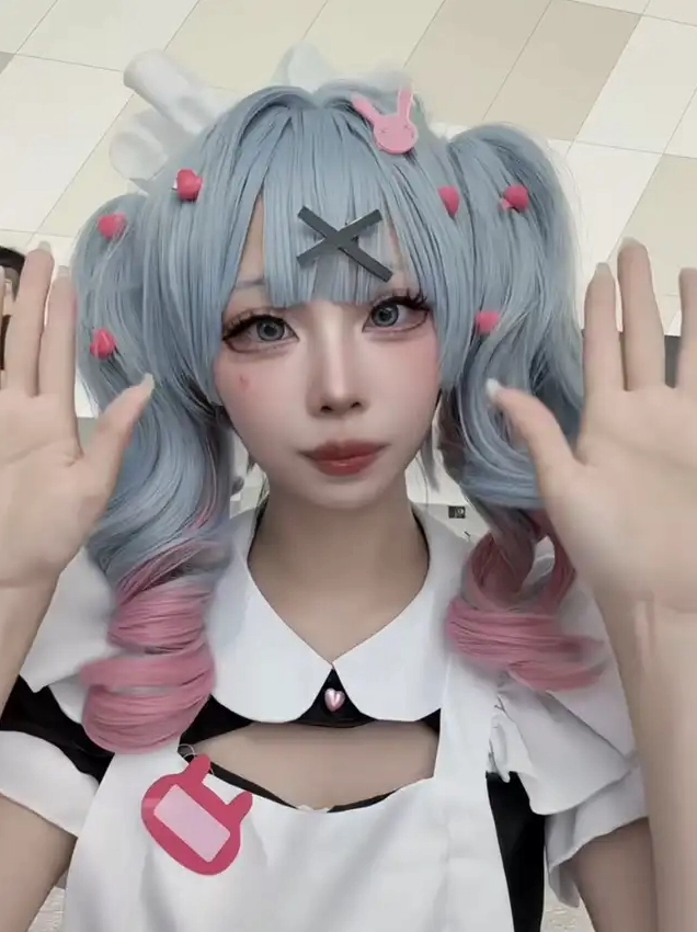 Cận cảnh makeup cầu kỳ của cô gái hóa trang hầu gái Miku