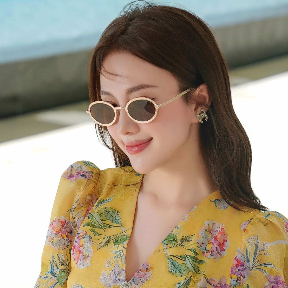 Chân dung cô gái sở hữu nhan sắc kẹo ngọt nổi bật trong trang phục tối màu