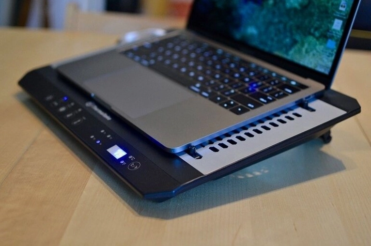 Hướng dẫn chi tiết cách cài đặt laptop mới mua chuẩn kỹ thuật 23 Chiếc đế tản nhiệt có quạt làm mát đang đỡ một chiếc laptop