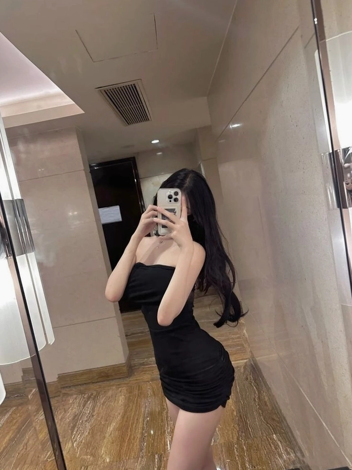 Chiếc váy ngắn tôn lên vóc dáng hoàn hảo của hot girl