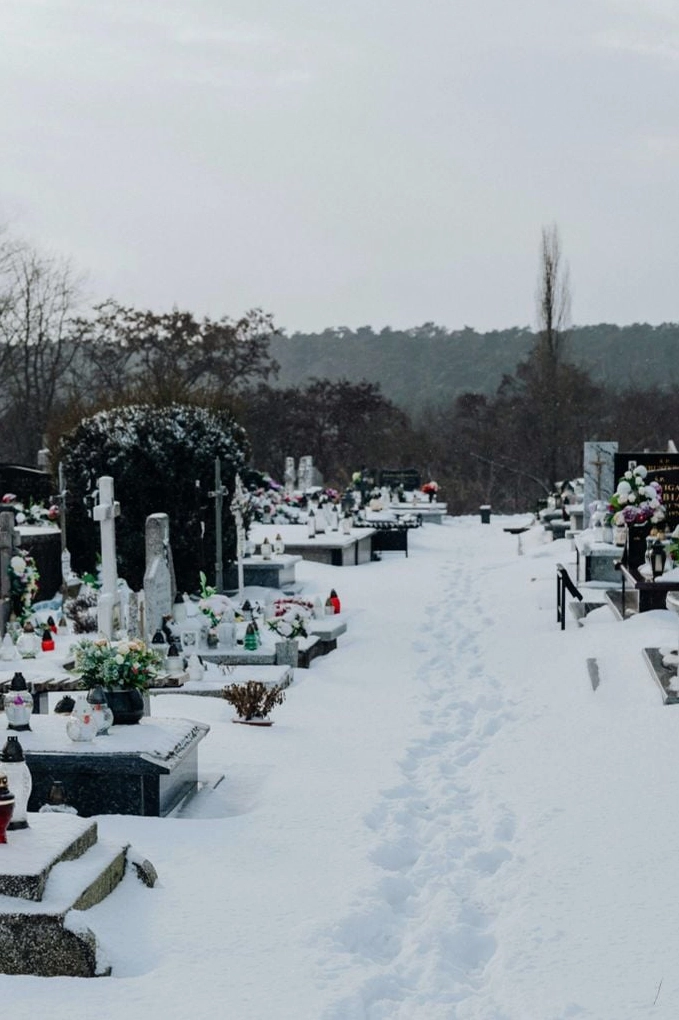 Bộ sưu tập hình ảnh cô gái buồn trong đêm đầy cảm xúc 10 Cô gái buồn bã đứng tựa lưng vào tường trong bóng tối