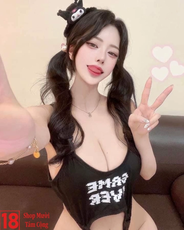 Cô gái cosplay khoe vẻ đẹp đầy đặn và quyến rũ