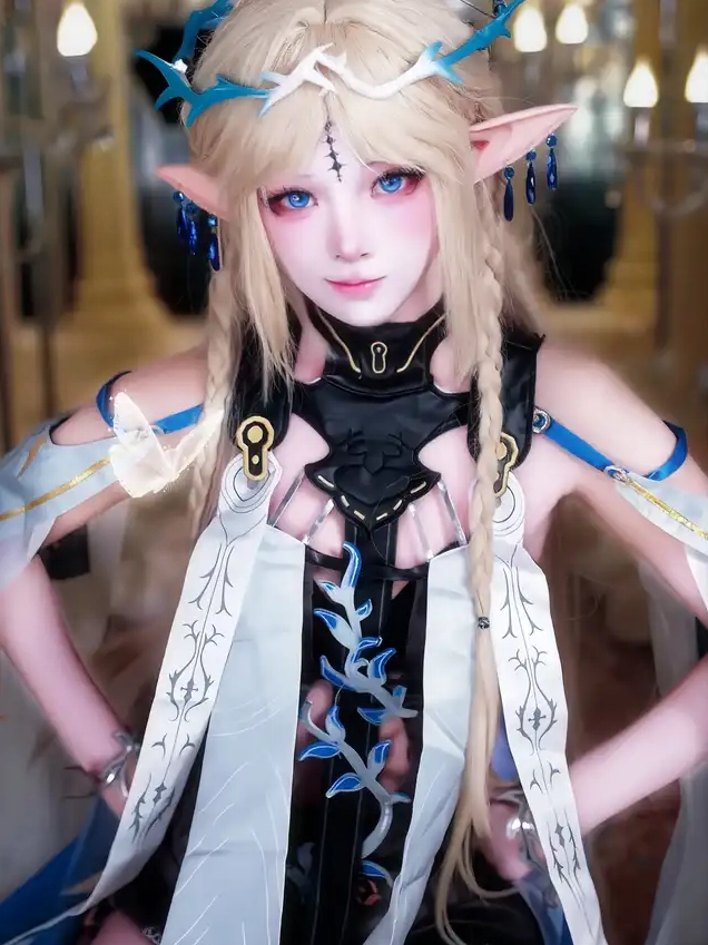 Cô gái cosplay nhân vật Cartethyia trong trang phục trắng đen phức tạp