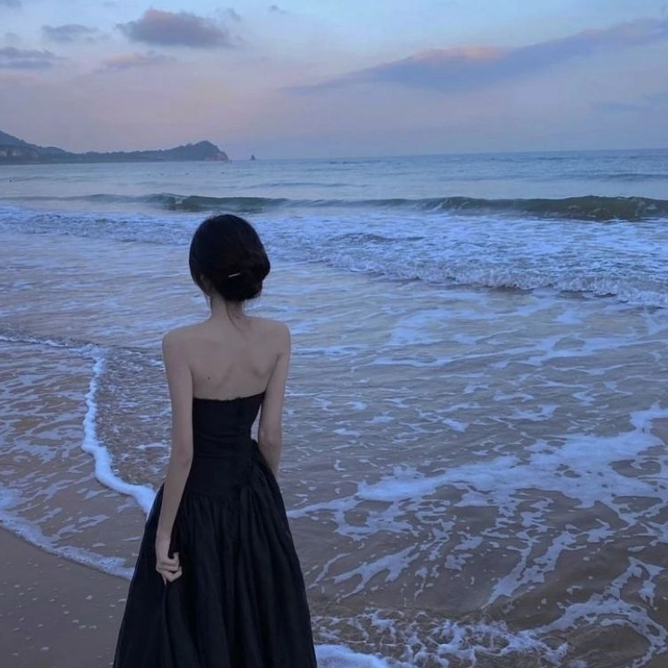 Bộ sưu tập hình ảnh cô gái tóc dài buồn đẹp tĩnh lặng 16 Cô gái dạo bước một mình mang theo nỗi buồn thầm kín