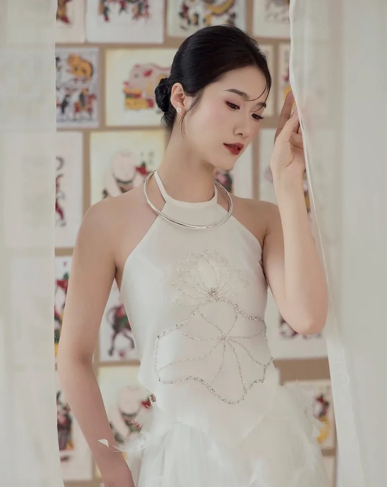 Bộ sưu tập ảnh gái xinh mặc áo yếm quyến rũ vạn người mê 7 Cô gái diện áo yếm cách tân phối cùng chân váy trẻ trung hiện đại