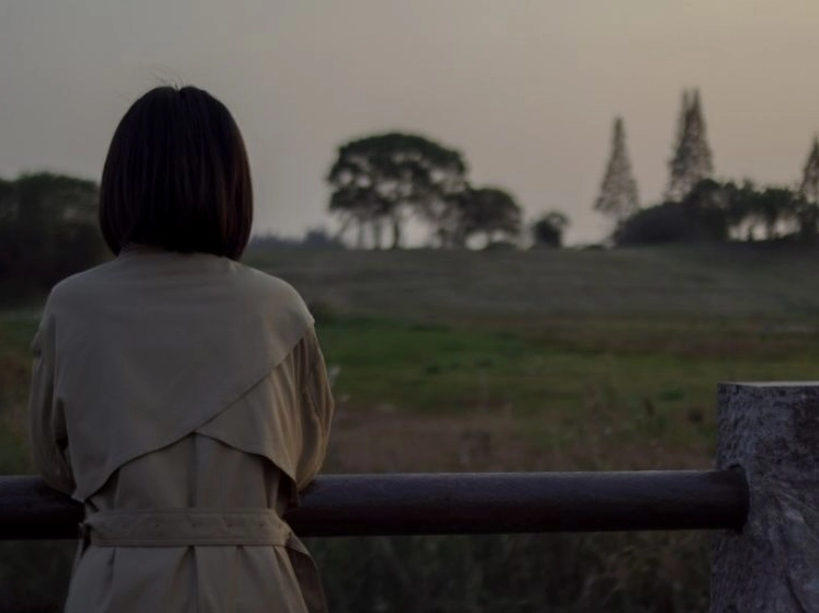 Bộ sưu tập hình ảnh cô gái tóc dài buồn đẹp tĩnh lặng 19 Cô gái đứng lặng lẽ trước khung cảnh rộng lớn