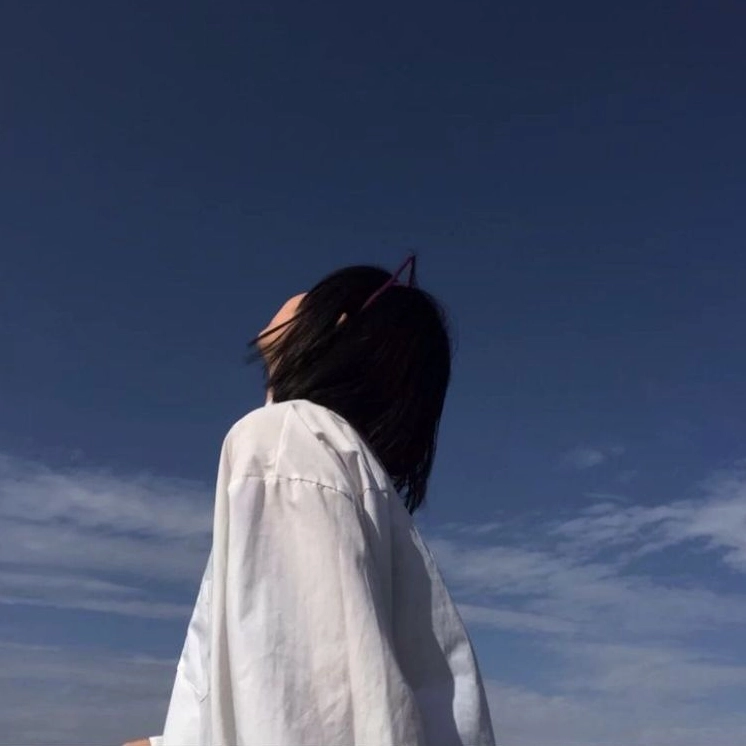 Bộ sưu tập hình ảnh cô gái tóc dài buồn đẹp tĩnh lặng 5 Cô gái đứng quay lưng lại với ống kính mang đầy tâm sự