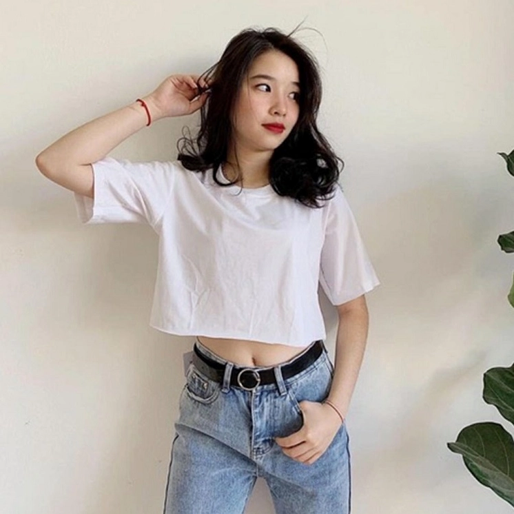 Bộ sưu tập hình ảnh gái xinh mặc áo croptop ngắn siêu quyến rũ 16 Cô gái giản dị nhưng cuốn hút trong chiếc áo croptop cổ tròn màu sắc tươi sáng
