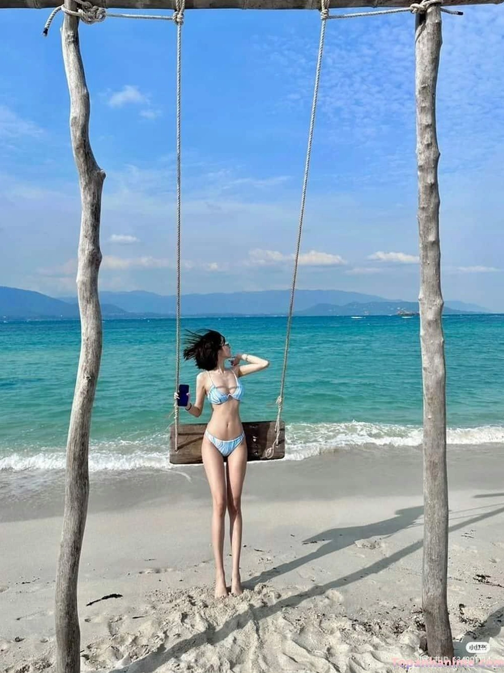Cô gái Hàn tận hưởng ánh nắng chan hòa trong bộ đồ bơi