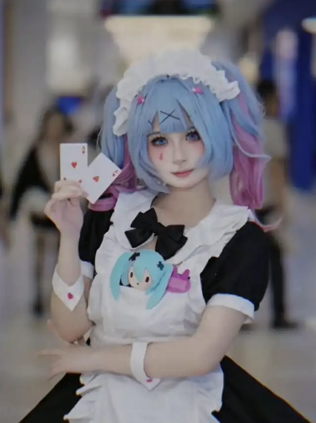 Cô gái hóa trang thành hầu gái Miku Rabbit Hole với tóc xanh hồng