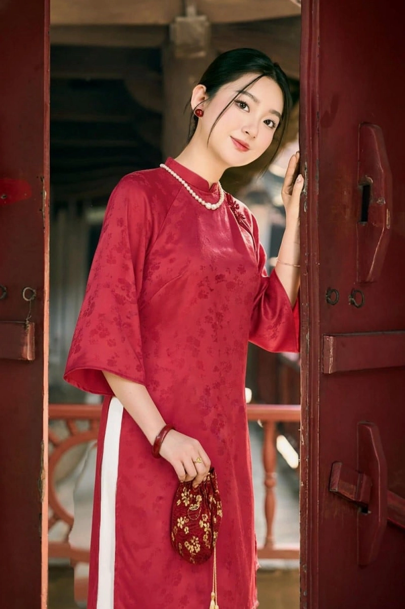 Cô gái khoe sắc rực rỡ với thiết kế áo dài tết cách tân trẻ trung
