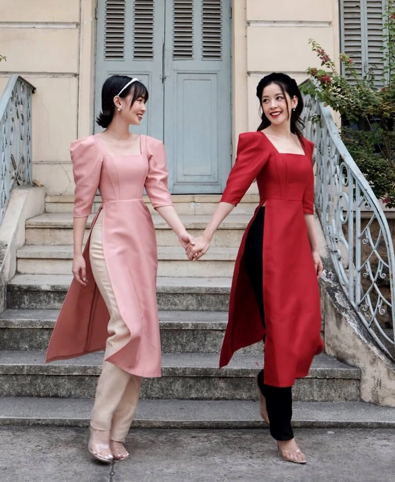 Cô gái khoe sắc thắm cùng hoa mai trong bộ áo dài tết