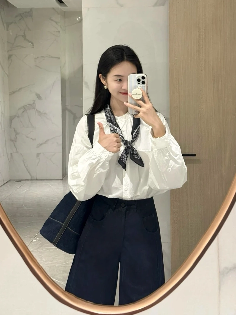 Cô gái mặc đồ công sở chụp ảnh lưu giữ khoảnh khắc văn phòng tuyệt đẹp