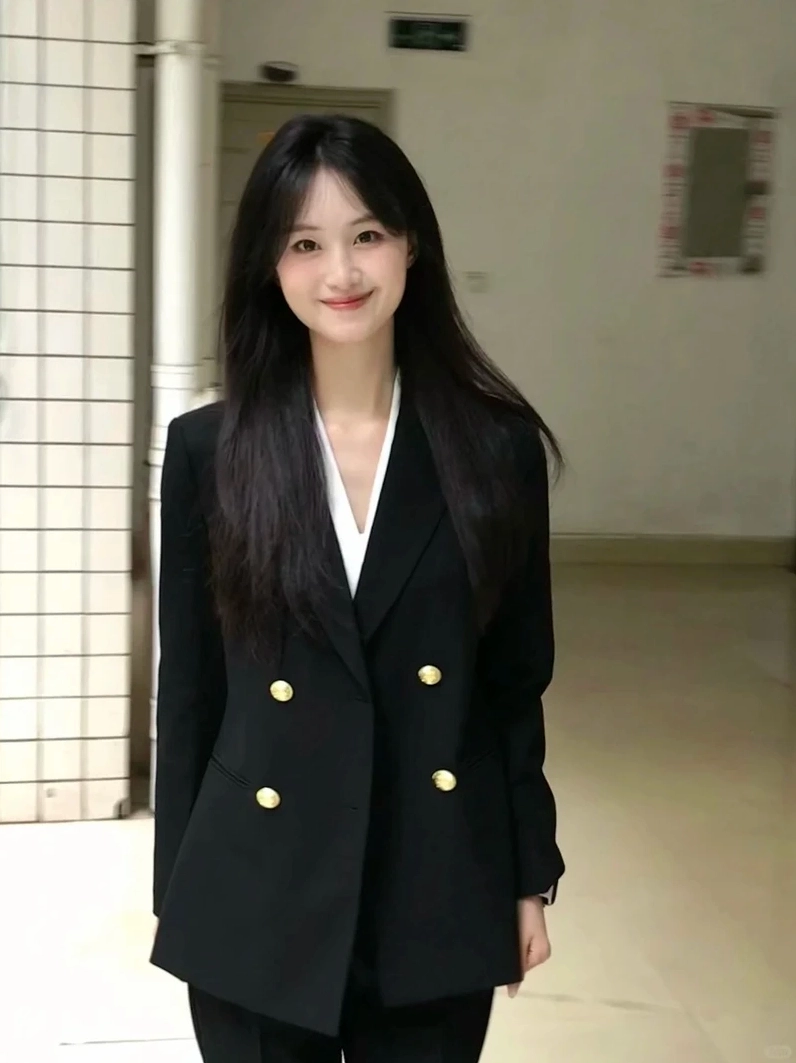 Cô gái mặc đồ công sở phong cách nổi bật với cá tính riêng