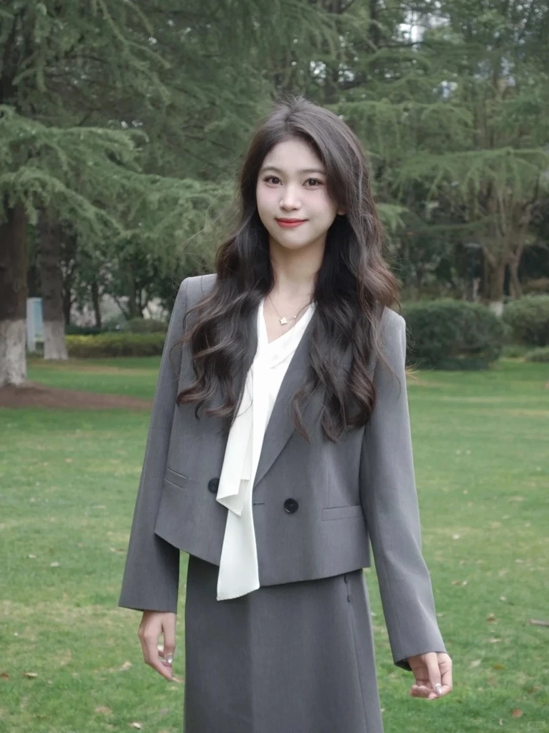 Cô gái mặc đồ công sở thanh lịch chuẩn gu văn phòng sang trọng