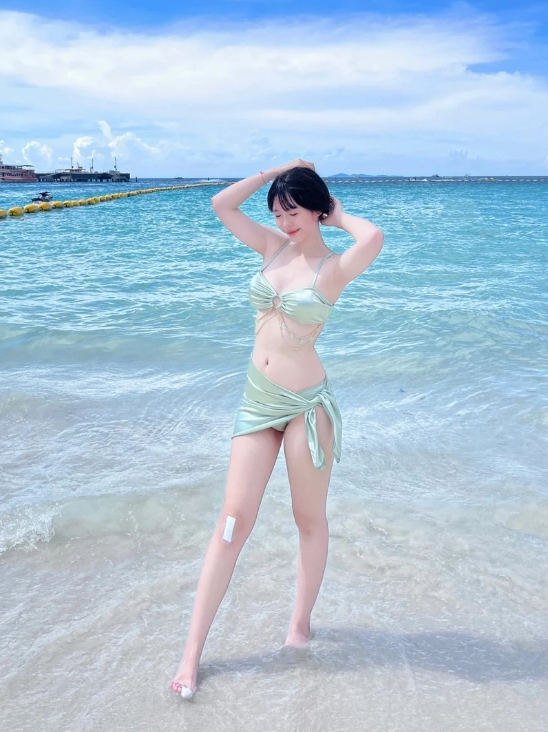 Bộ sưu tập 30 ảnh gái xinh mặc bikini đi biển che mặt siêu quyến rũ 30 Cô gái ngồi thảnh thơi trên mỏm đá ngắm biển khơi trong bộ đồ bơi hai mảnh quyến rũ