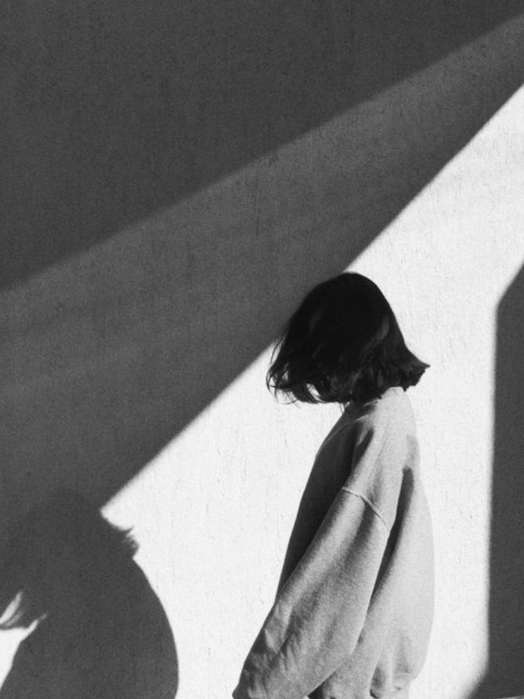 Bộ sưu tập hình ảnh cô gái tóc dài buồn đẹp tĩnh lặng 11 Cô gái quay lưng nhìn về một chân trời vô định