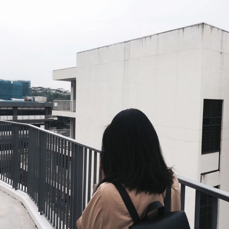 Bộ sưu tập hình ảnh cô gái tóc dài buồn đẹp tĩnh lặng 14 Cô gái thu mình trong góc tối mang đầy tâm trạng