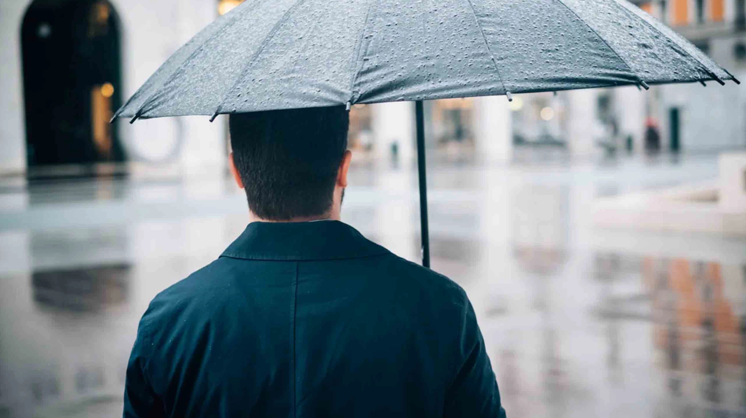 Bộ sưu tập 29 hình ảnh cô gái đứng dưới mưa buồn gợi cảm nhất 14 Cô gái thực tế đứng dưới mưa buồn với phong cách gợi cảm tự nhiên