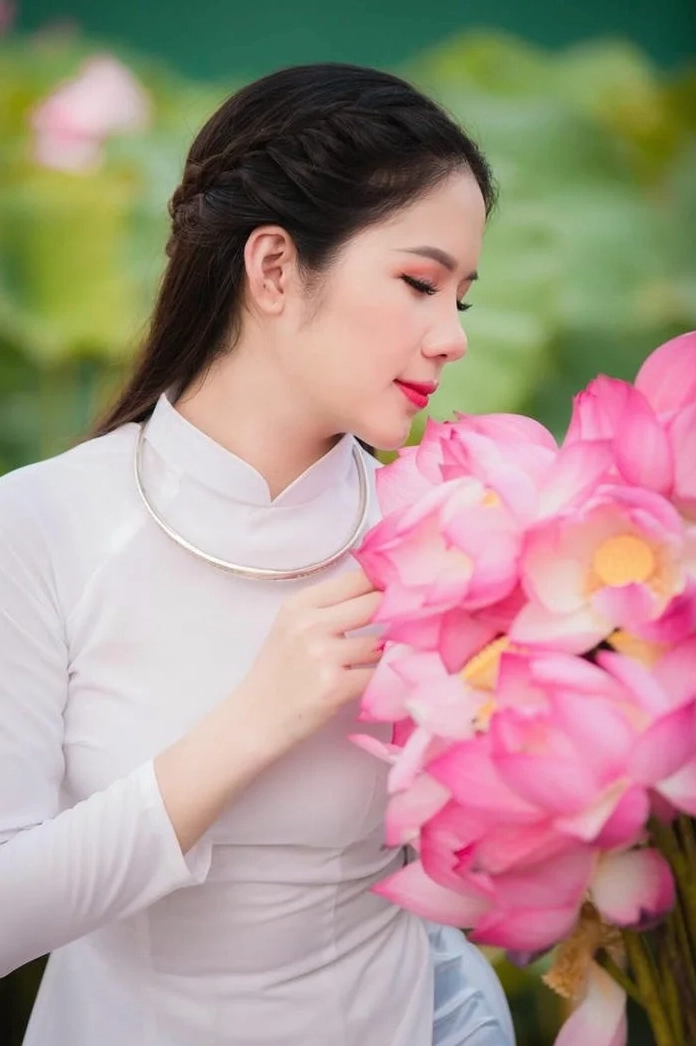 Bộ sưu tập ảnh gái xinh mặc áo yếm quyến rũ vạn người mê 14 Cô gái thướt tha tạo dáng bên đầm sen ngát hương trong trang phục yếm