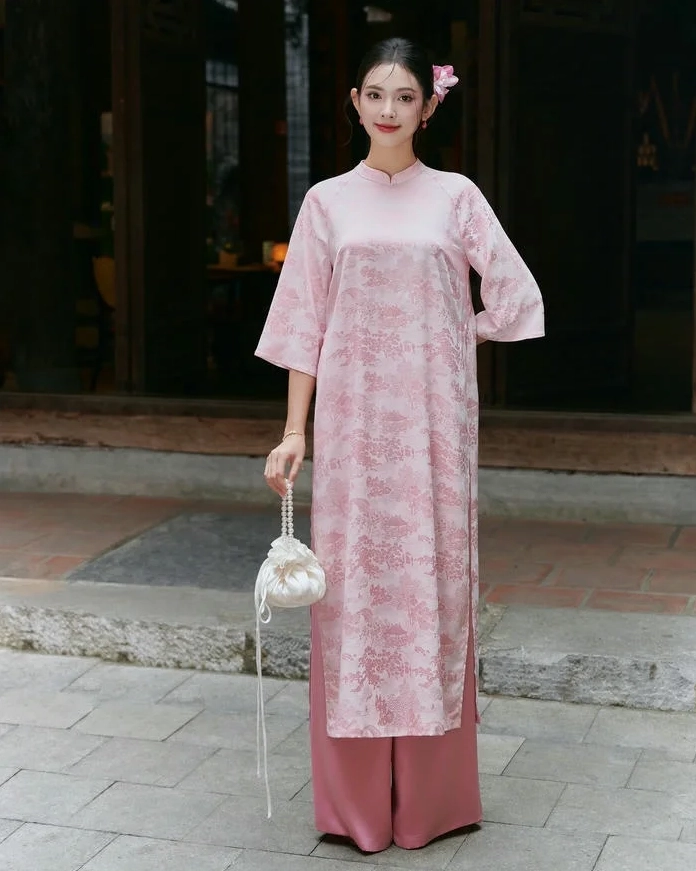 Cô gái tỏa sáng rạng ngời dưới ánh nắng ban mai