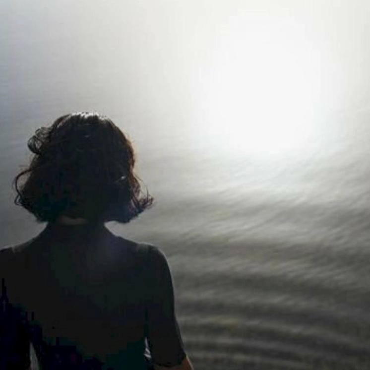 Bộ sưu tập hình ảnh cô gái tóc dài buồn đẹp tĩnh lặng 2 Cô gái tóc ngắn quay lưng buồn bã nhìn về phía xa xăm